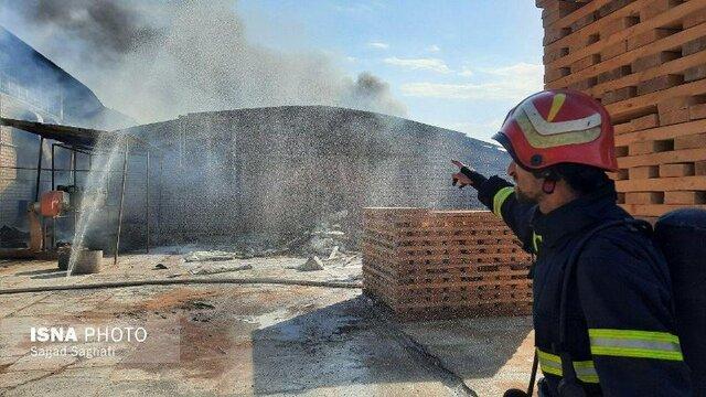آتش سوزی یکی از بزرگترین کارخانجات تولید دربهای ضدسرقت آتش سوزی یکی از بزرگترین کارخانجات فراوری دربهای ضدسرقت در سلماس