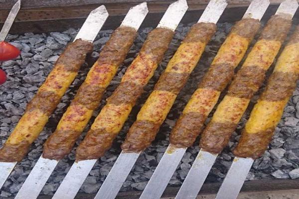 طرز تهیه کباب کوبیده دو رنگ ایرانی