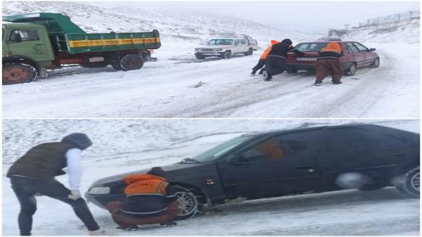 رهاسازی 200 خودروی گرفتار در برف گردنه خان بانه